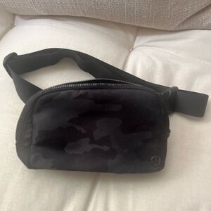 Lululemon everywhere belt bag - black camouflage